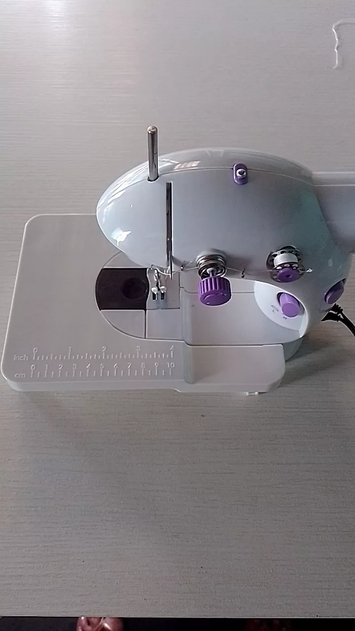 Mini Máquina de Costura Portátil Elétrica Bivolt com Iluminação IZESEW PRO photo review