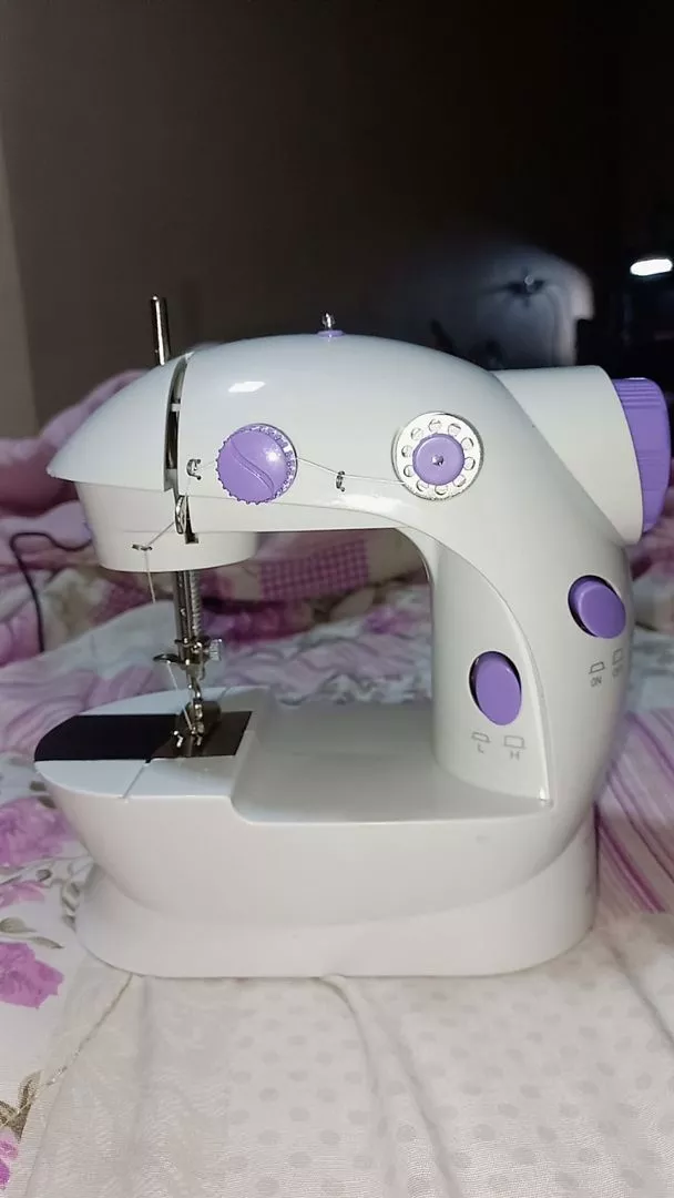 Mini Máquina de Costura Portátil Elétrica Bivolt com Iluminação IZESEW PRO photo review