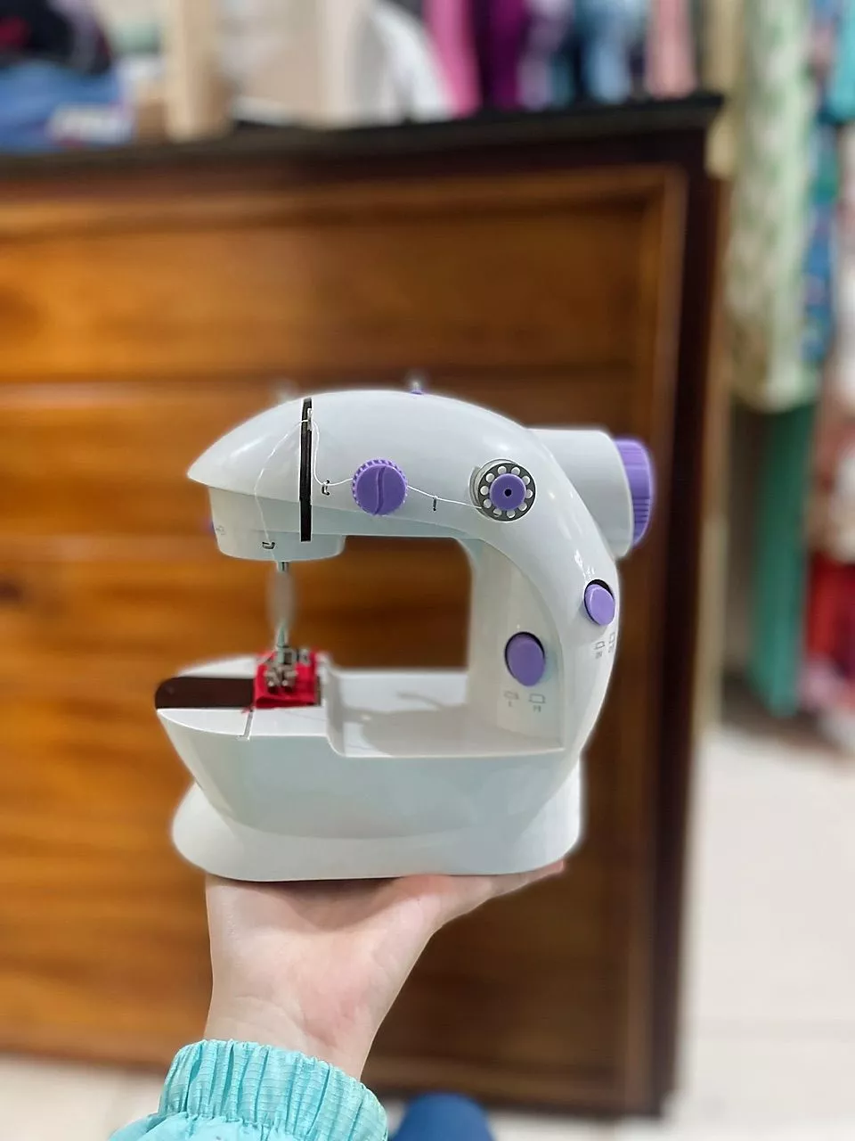 Mini Máquina de Costura Portátil Elétrica Bivolt com Iluminação IZESEW PRO photo review