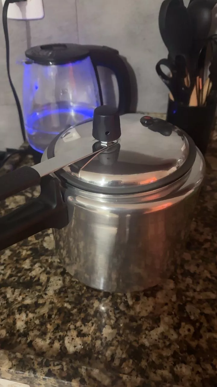 Panela de Pressão Alumínio Polido 4,5L Baquelite IZEFAST COOK photo review