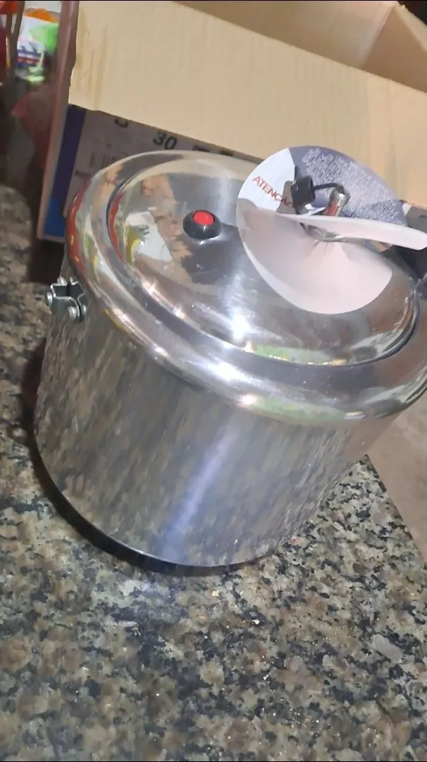 Panela de Pressão Alumínio Polido 4,5L Baquelite IZEFAST COOK photo review