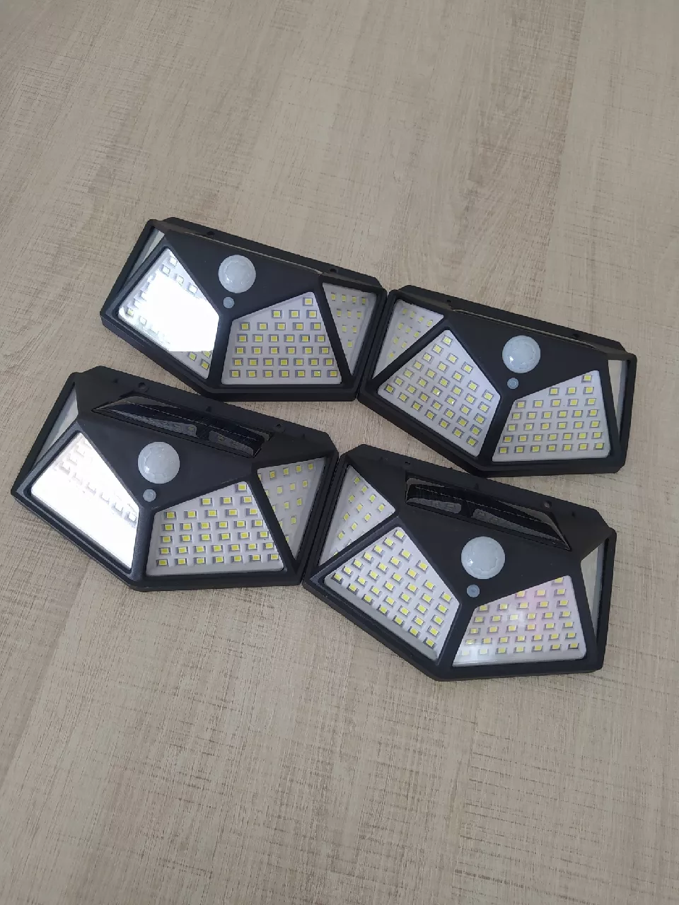 Luminária Solar de Parede 100 LEDs Sensor Presença IZEPOWER BRIGHT photo review