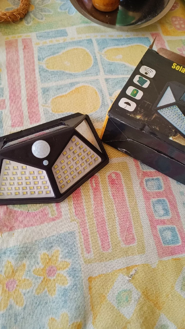 Luminária Solar de Parede 100 LEDs Sensor Presença IZEPOWER BRIGHT photo review