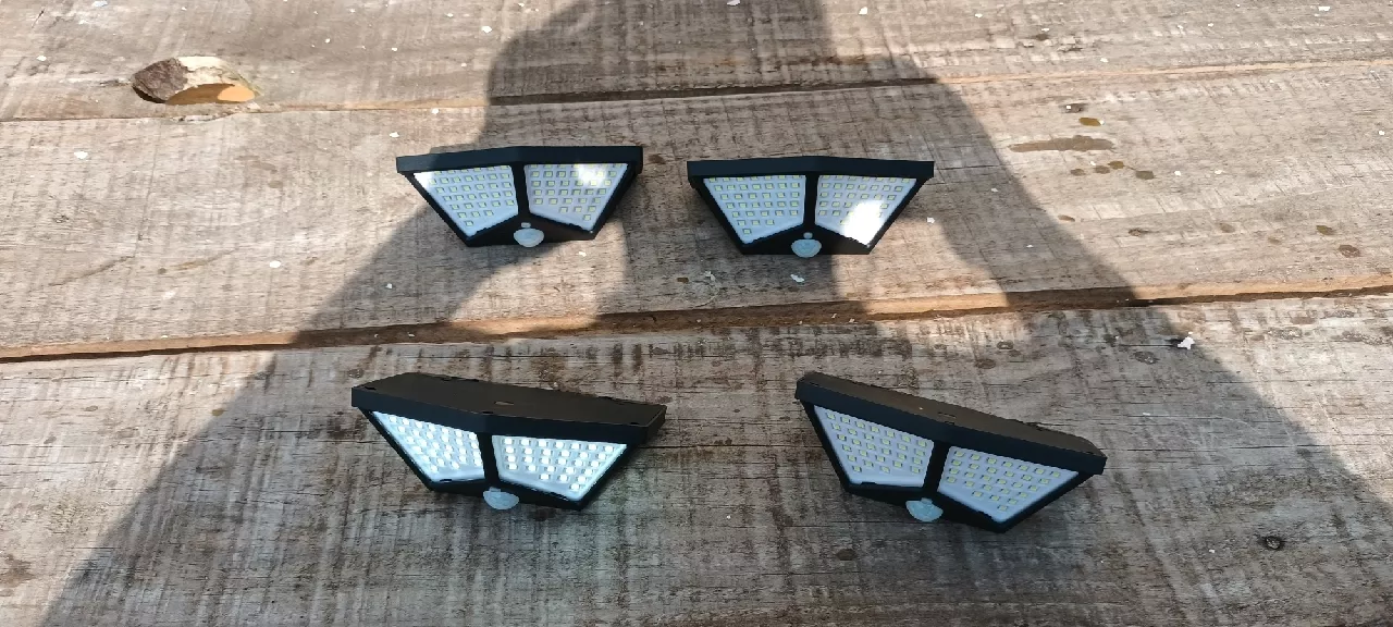 Luminária Solar de Parede 100 LEDs Sensor Presença IZEPOWER BRIGHT photo review