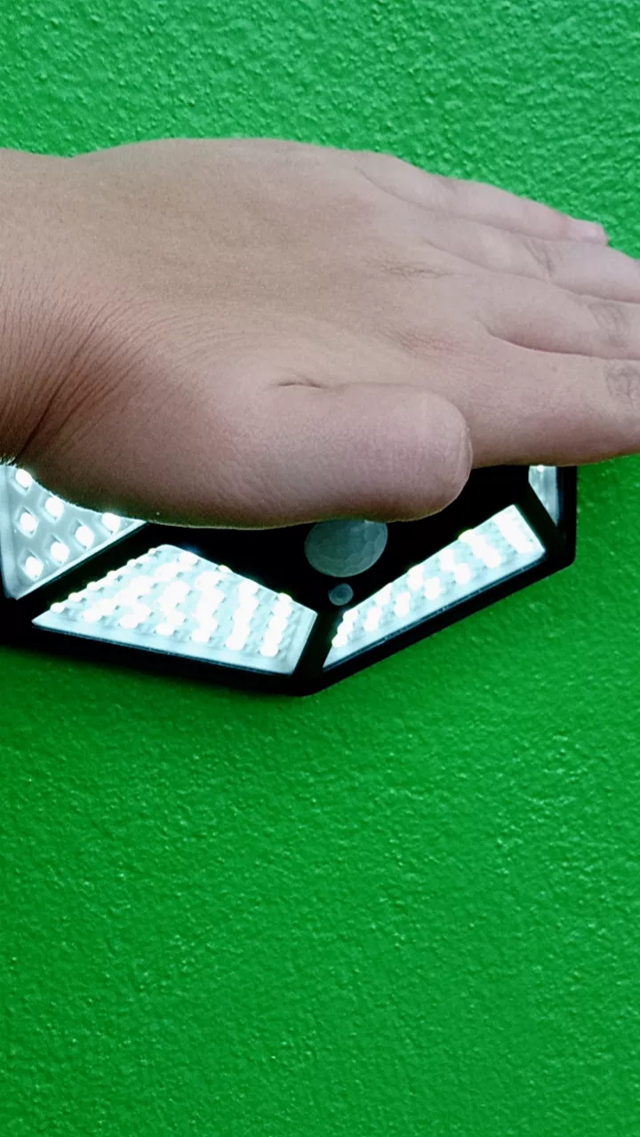 Luminária Solar de Parede 100 LEDs Sensor Presença IZEPOWER BRIGHT photo review