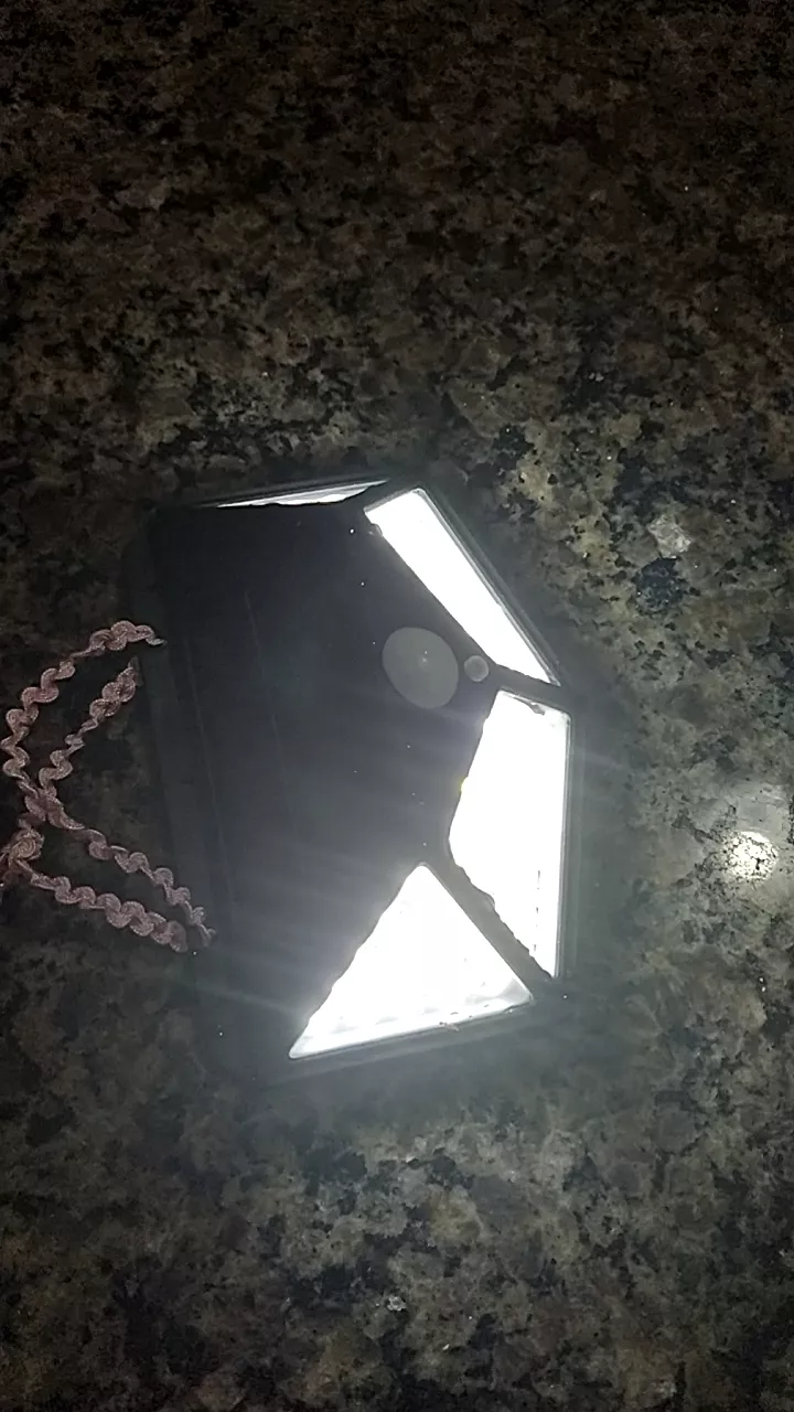 Luminária Solar de Parede 100 LEDs Sensor Presença IZEPOWER BRIGHT photo review