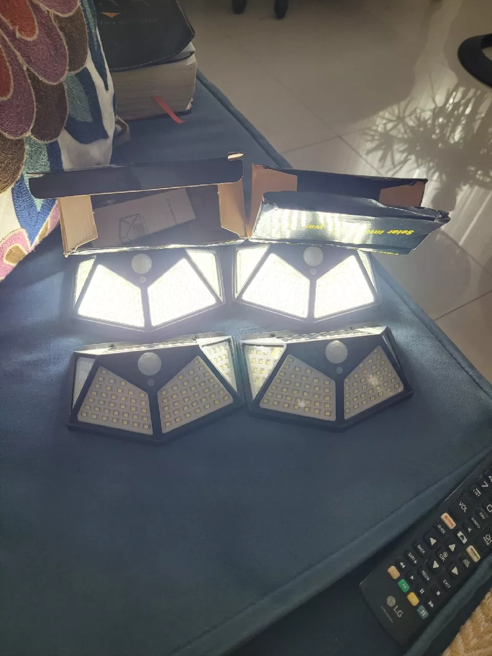 Luminária Solar de Parede 100 LEDs Sensor Presença IZEPOWER BRIGHT photo review