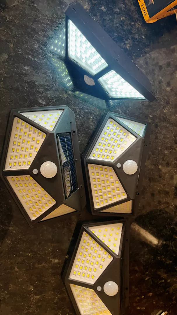 Luminária Solar de Parede 100 LEDs Sensor Presença IZEPOWER BRIGHT photo review