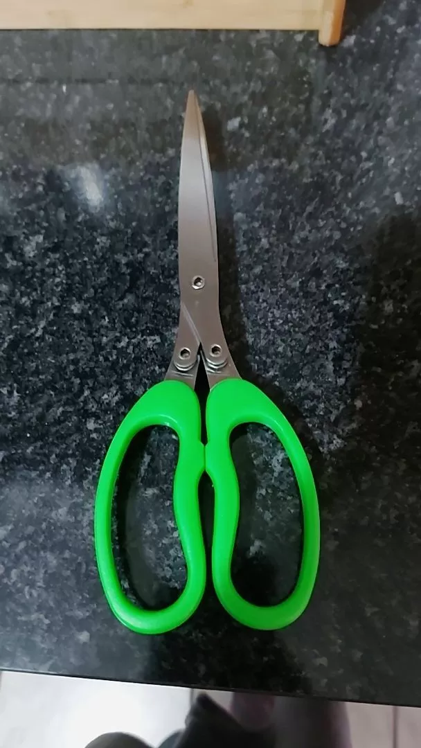 Tesoura 5 Lâminas Inox Multiuso para Cozinha, Corte Preciso de Hortaliças, Cabo Anatômico - IZECUT PRO photo review