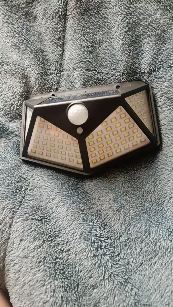 Luminária Solar de Parede 100 LEDs Sensor Presença IZEPOWER BRIGHT photo review