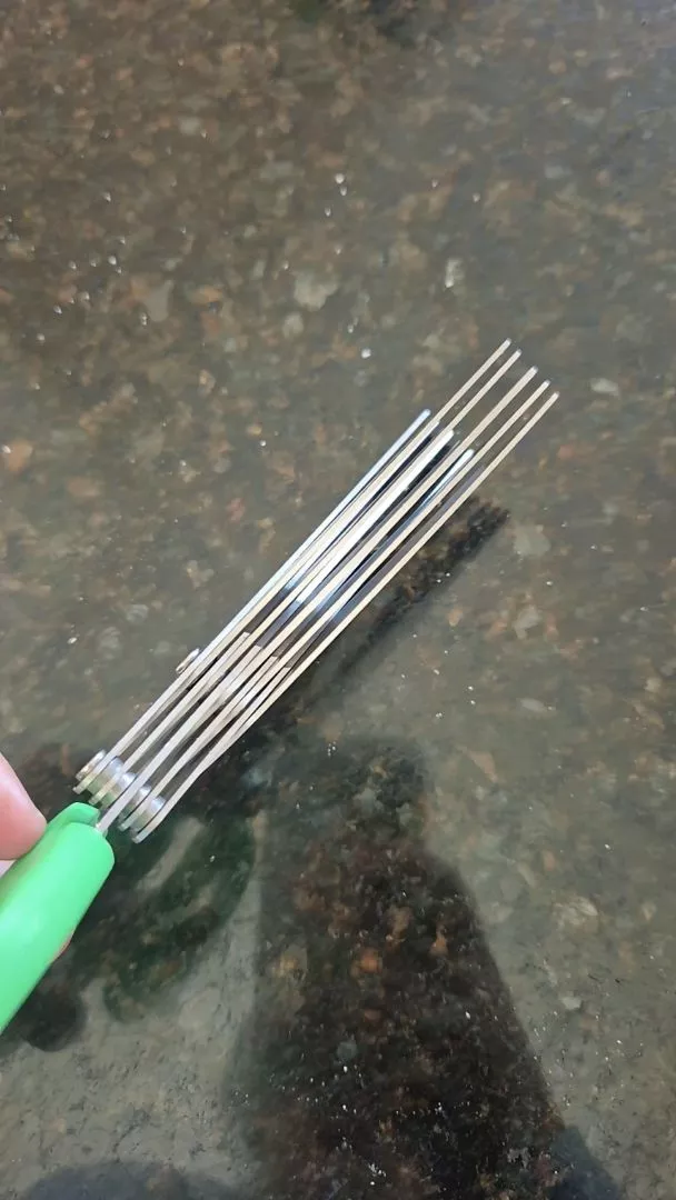 Tesoura 5 Lâminas Inox Multiuso para Cozinha, Corte Preciso de Hortaliças, Cabo Anatômico - IZECUT PRO photo review