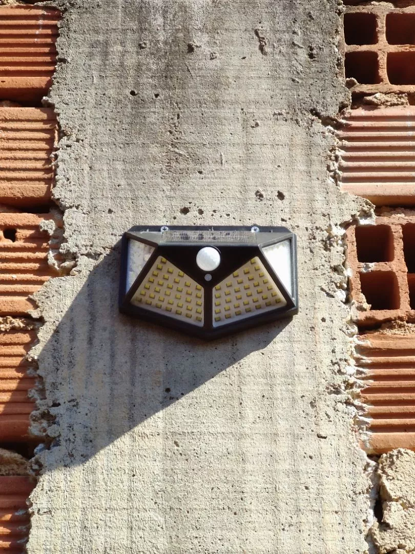 Luminária Solar de Parede 100 LEDs Sensor Presença IZEPOWER BRIGHT photo review