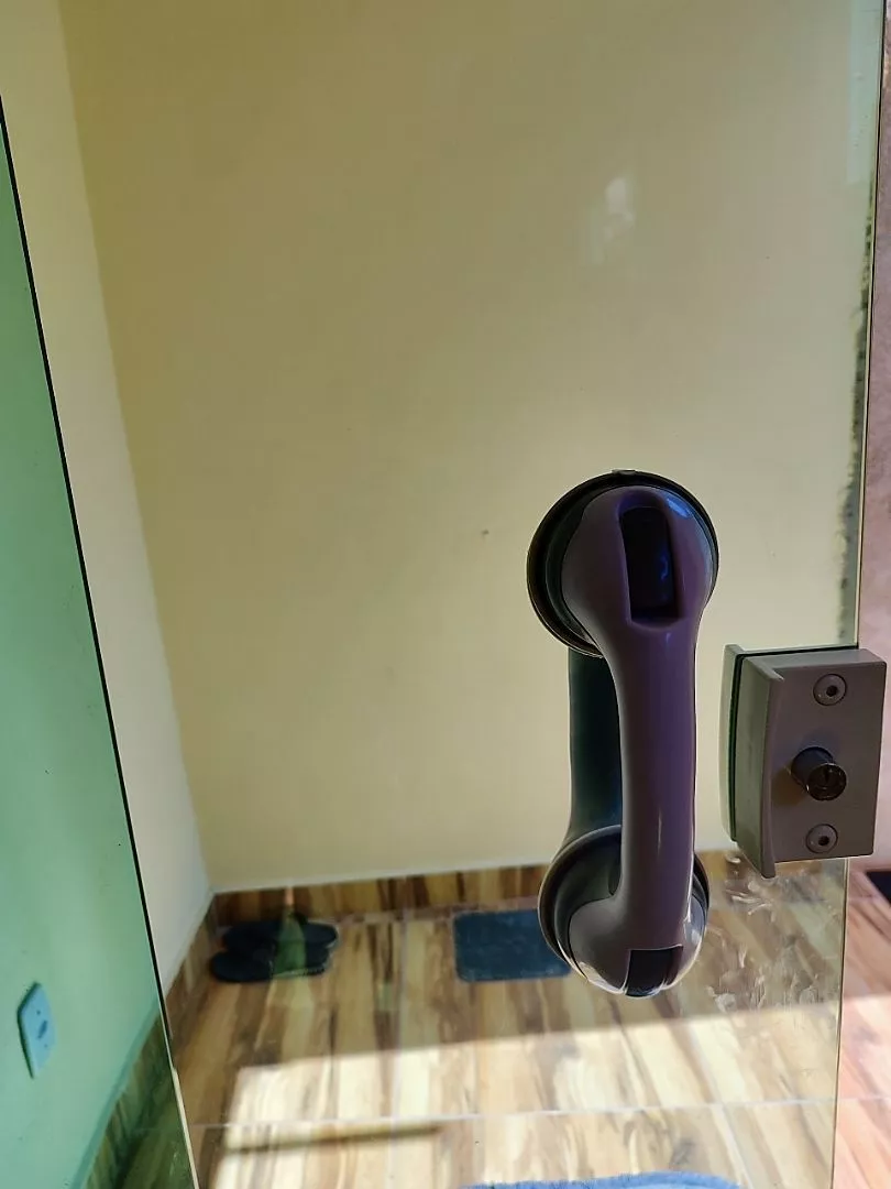 Barra de Apoio Portátil Ventosa Alta Pressão IZESECURE GRIP photo review