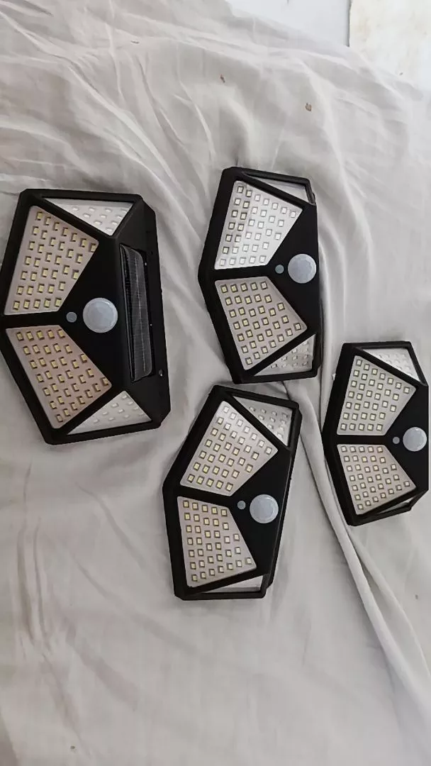 Luminária Solar de Parede 100 LEDs Sensor Presença IZEPOWER BRIGHT photo review