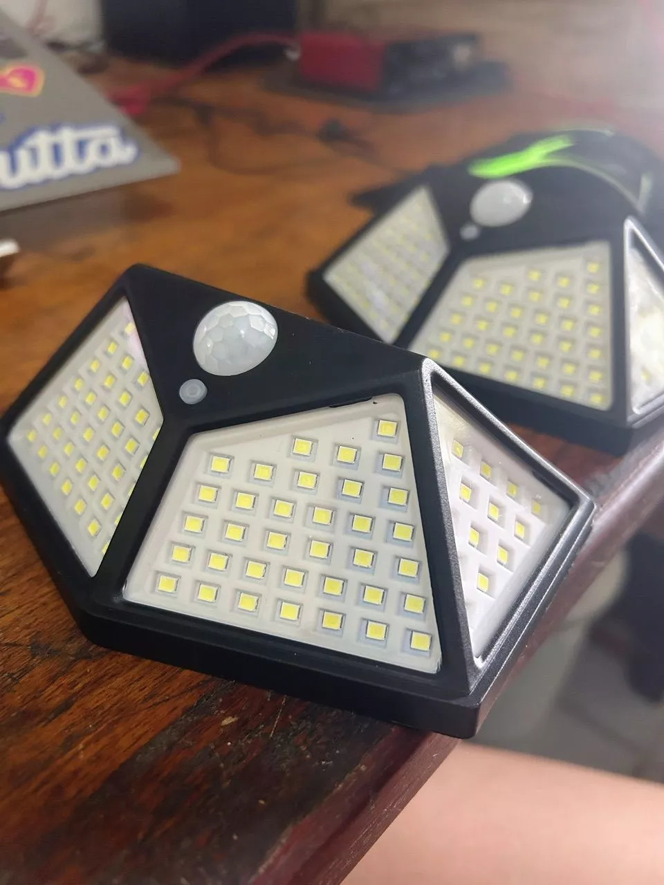 Luminária Solar de Parede 100 LEDs Sensor Presença IZEPOWER BRIGHT photo review