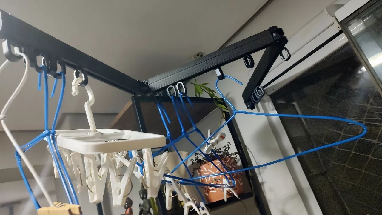 Varal Articulado de Parede Alumínio Retrátil 1,05m 18 Cabides Preto IZEORGANIZE PRO photo review