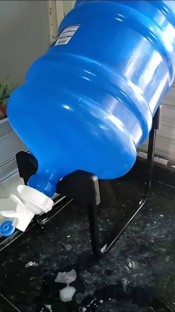 Suporte para Galão de Água 3 a 5 Litros com Válvula Antigotejamento IZEHYDRO PRO photo review