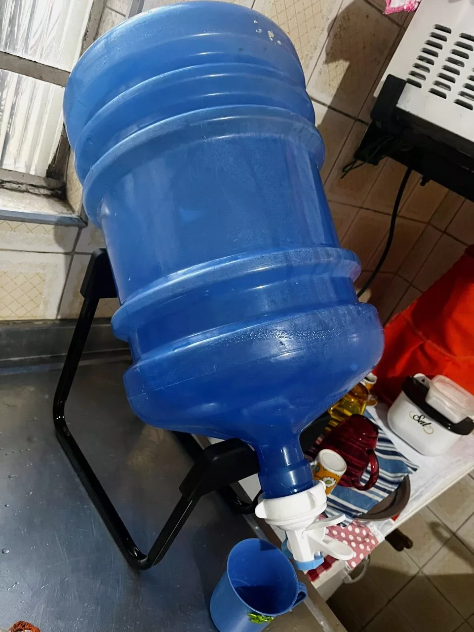 Suporte para Galão de Água 3 a 5 Litros com Válvula Antigotejamento IZEHYDRO PRO photo review