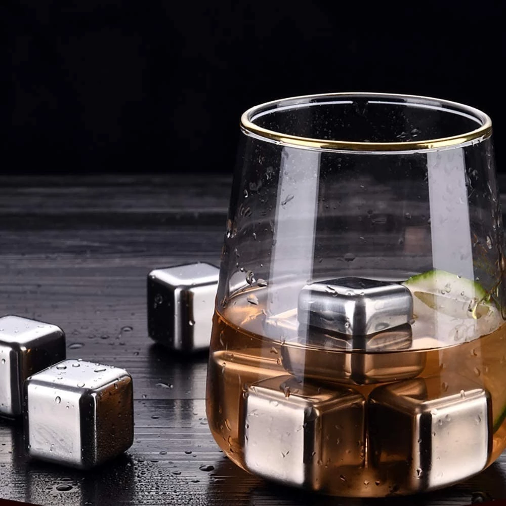 Kit com 8 cubos de gelo inox armazenados no estojo