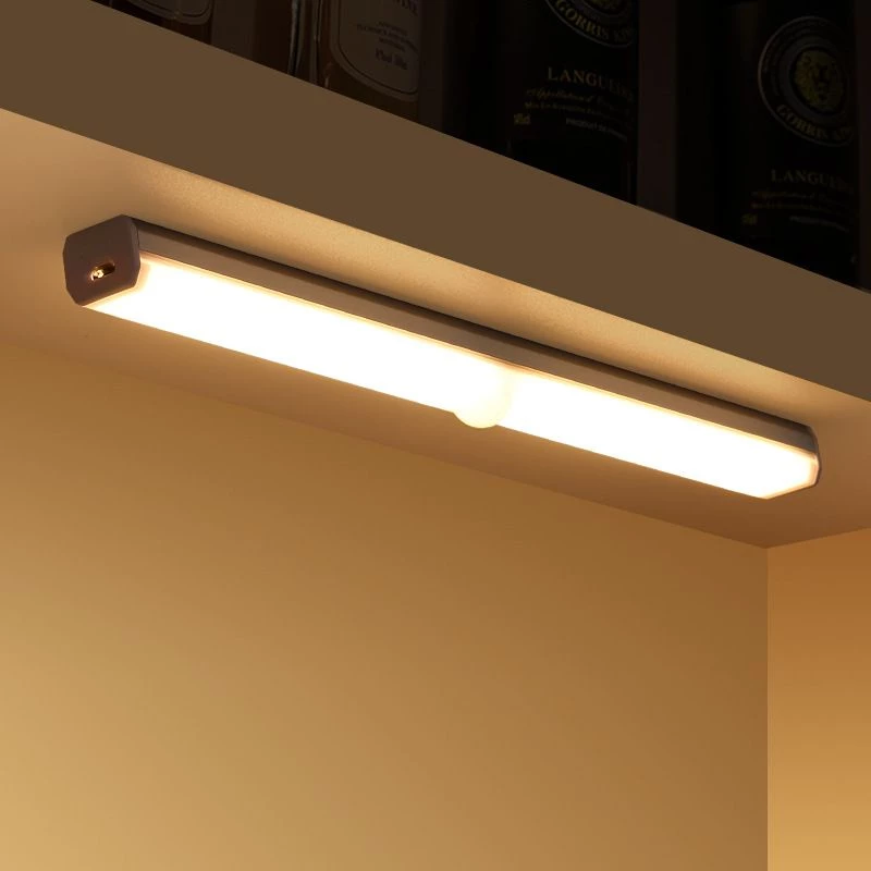 Luminária portátil LED da IZEPOWER em uso próximo a escada em ambiente fechado