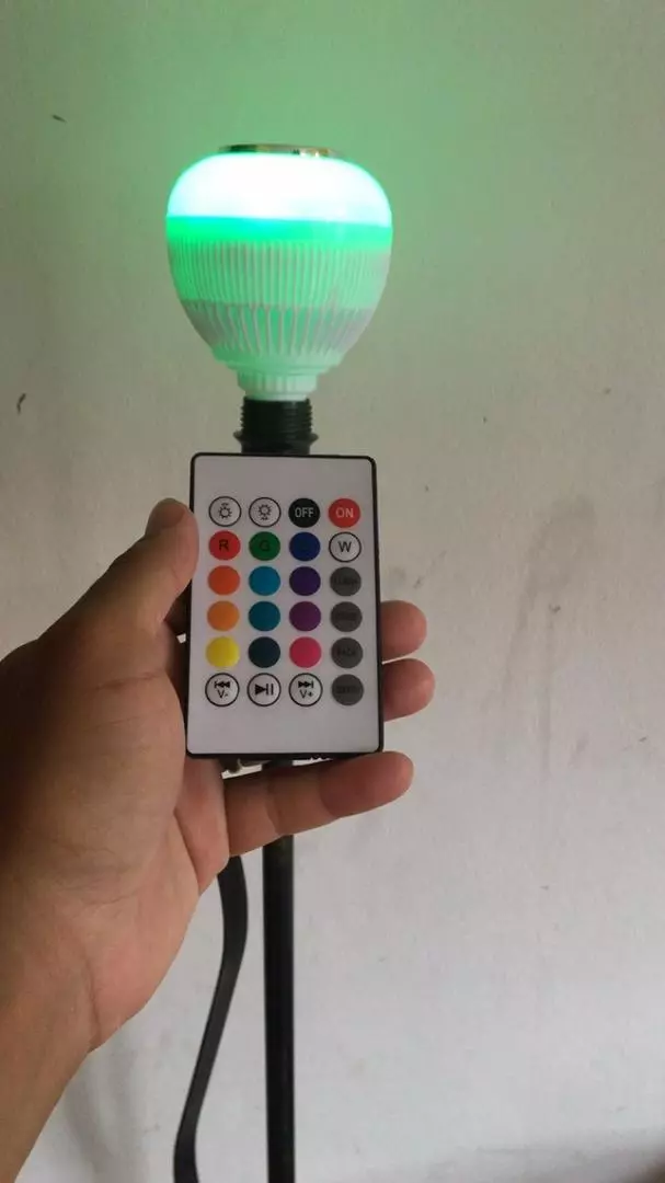 Lâmpada Bluetooth Led Som 12W Controle Remoto 16 Cores IZESOUND PARTY photo review