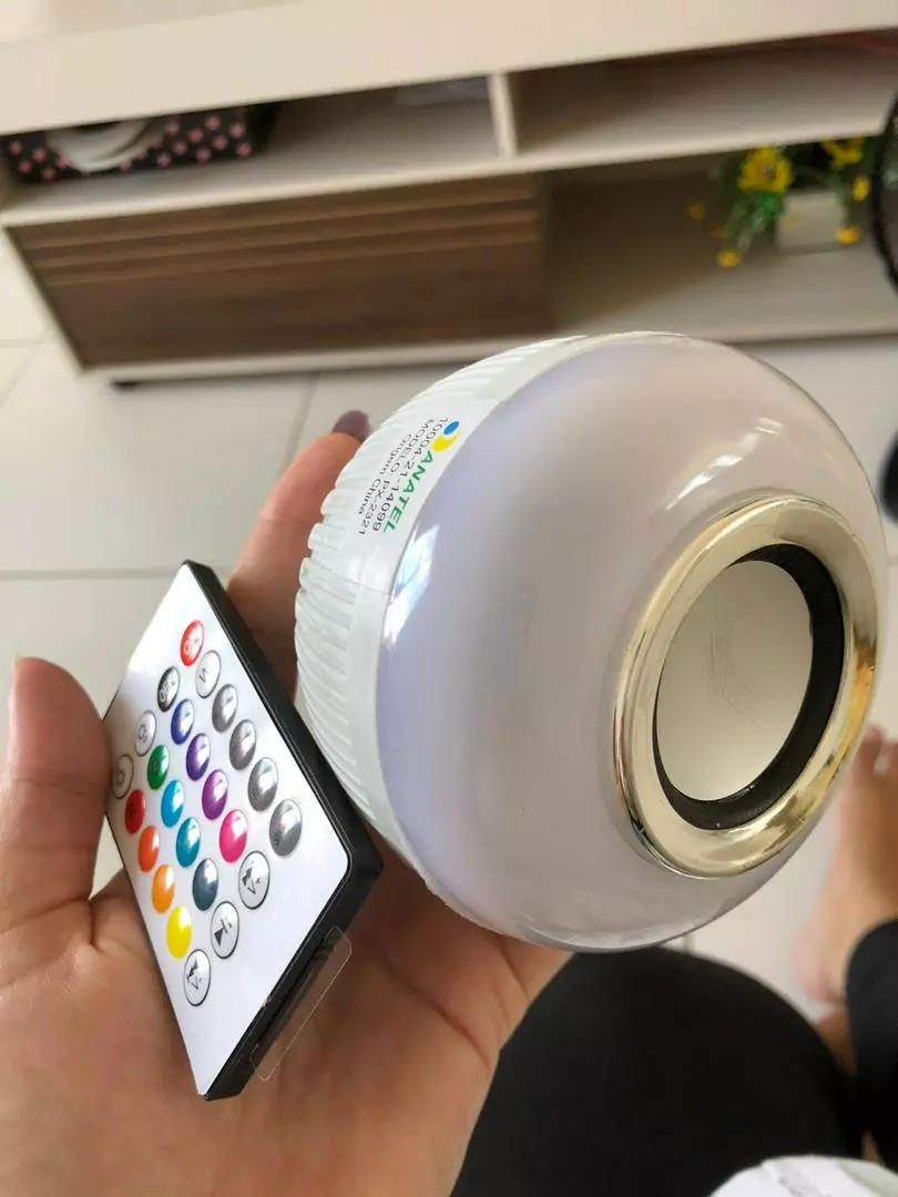 Lâmpada Bluetooth Led Som 12W Controle Remoto 16 Cores IZESOUND PARTY photo review