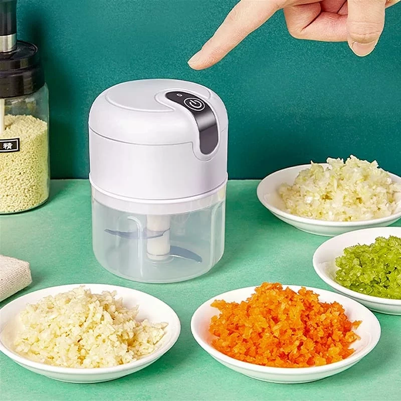 Mini Processador IZECHOP SMART em uso triturando alimentos com tampa fechada