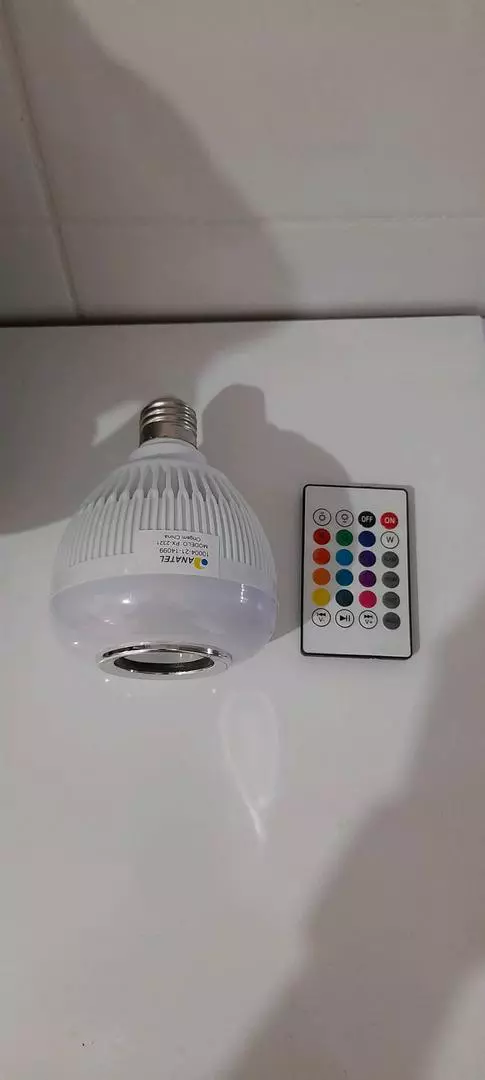 Lâmpada Bluetooth Led Som 12W Controle Remoto 16 Cores IZESOUND PARTY photo review