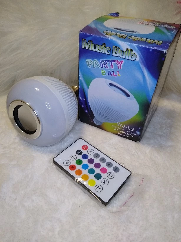 Lâmpada Bluetooth Led Som 12W Controle Remoto 16 Cores IZESOUND PARTY photo review