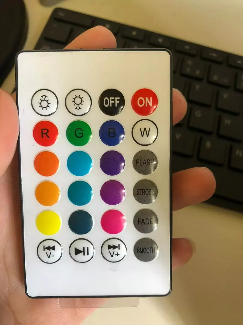 Lâmpada Bluetooth Led Som 12W Controle Remoto 16 Cores IZESOUND PARTY photo review