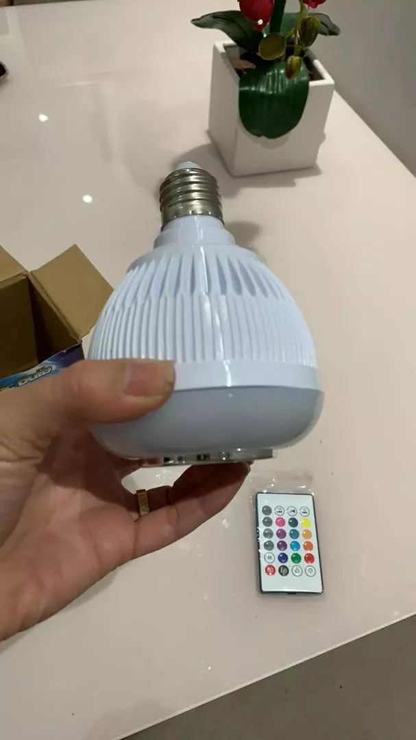 Lâmpada Bluetooth Led Som 12W Controle Remoto 16 Cores IZESOUND PARTY photo review