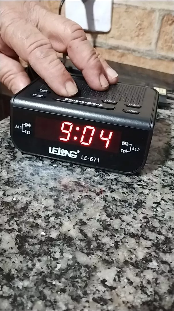 Rádio Relógio Digital Despertador Duplo Sintonizador FM MW Visor Amplo IZEWAKE EASY photo review