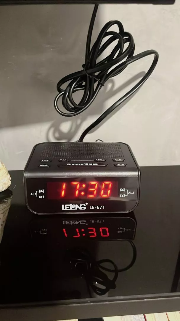 Rádio Relógio Digital Despertador Duplo Sintonizador FM MW Visor Amplo IZEWAKE EASY photo review