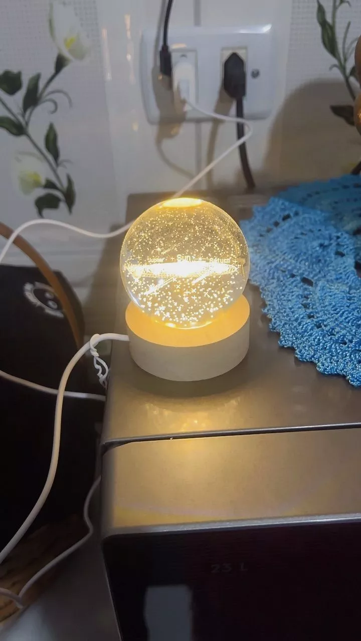 Luminária LED Bola de Cristal Sistema Solar para Quarto Infantil Base Madeira IZEUNIVERSE LIGHT photo review