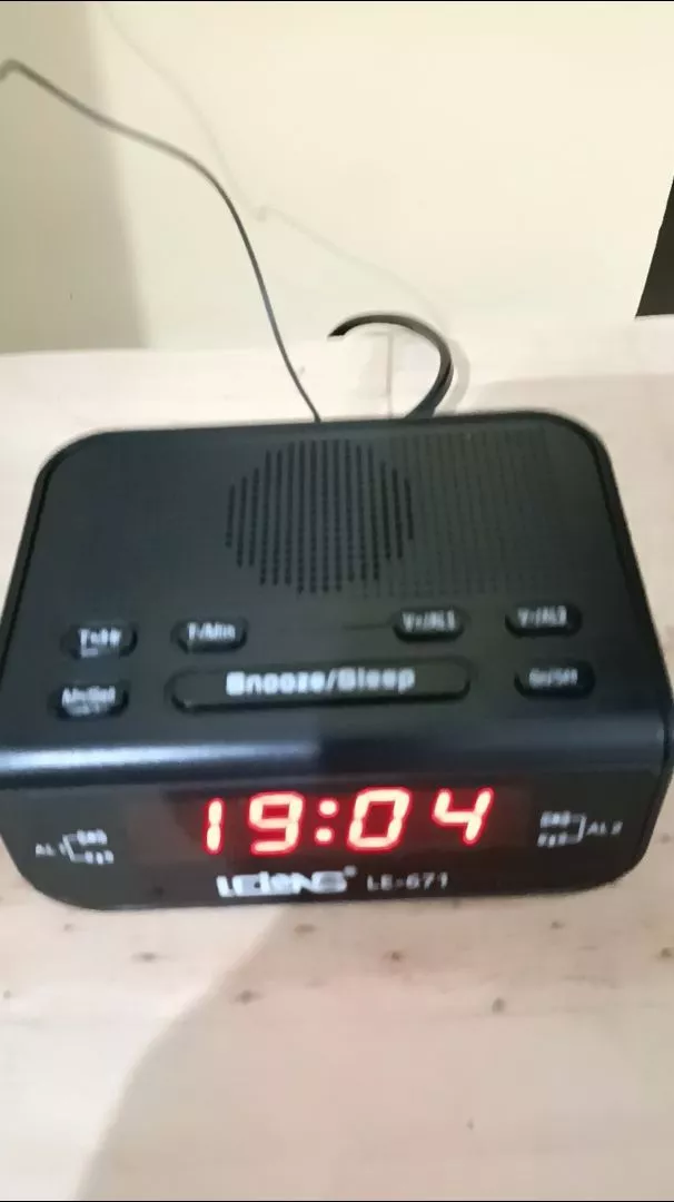 Rádio Relógio Digital Despertador Duplo Sintonizador FM MW Visor Amplo IZEWAKE EASY photo review