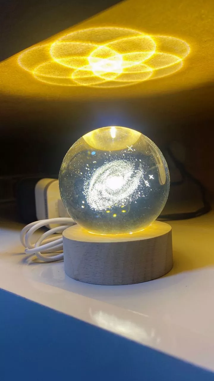 Luminária LED Bola de Cristal Sistema Solar para Quarto Infantil Base Madeira IZEUNIVERSE LIGHT photo review