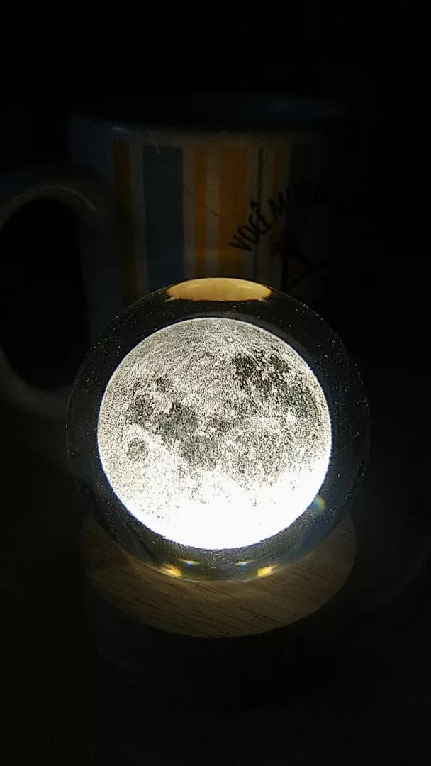 Luminária LED Bola de Cristal Sistema Solar para Quarto Infantil Base Madeira IZEUNIVERSE LIGHT photo review