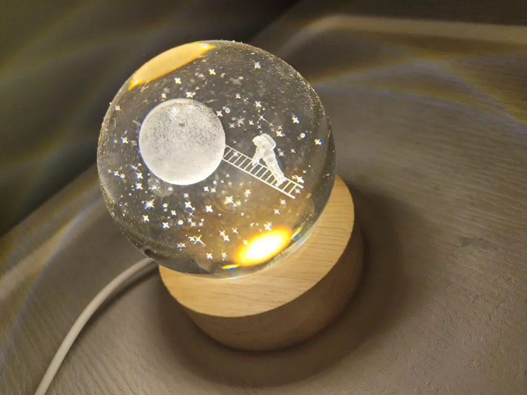 Luminária LED Bola de Cristal Sistema Solar para Quarto Infantil Base Madeira IZEUNIVERSE LIGHT photo review