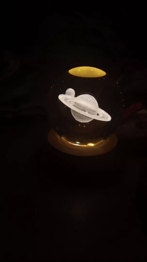 Luminária LED Bola de Cristal Sistema Solar para Quarto Infantil Base Madeira IZEUNIVERSE LIGHT photo review