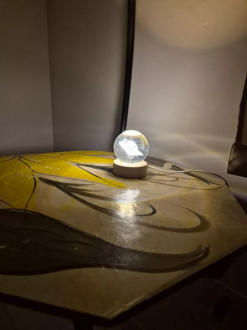 Luminária LED Bola de Cristal Sistema Solar para Quarto Infantil Base Madeira IZEUNIVERSE LIGHT photo review