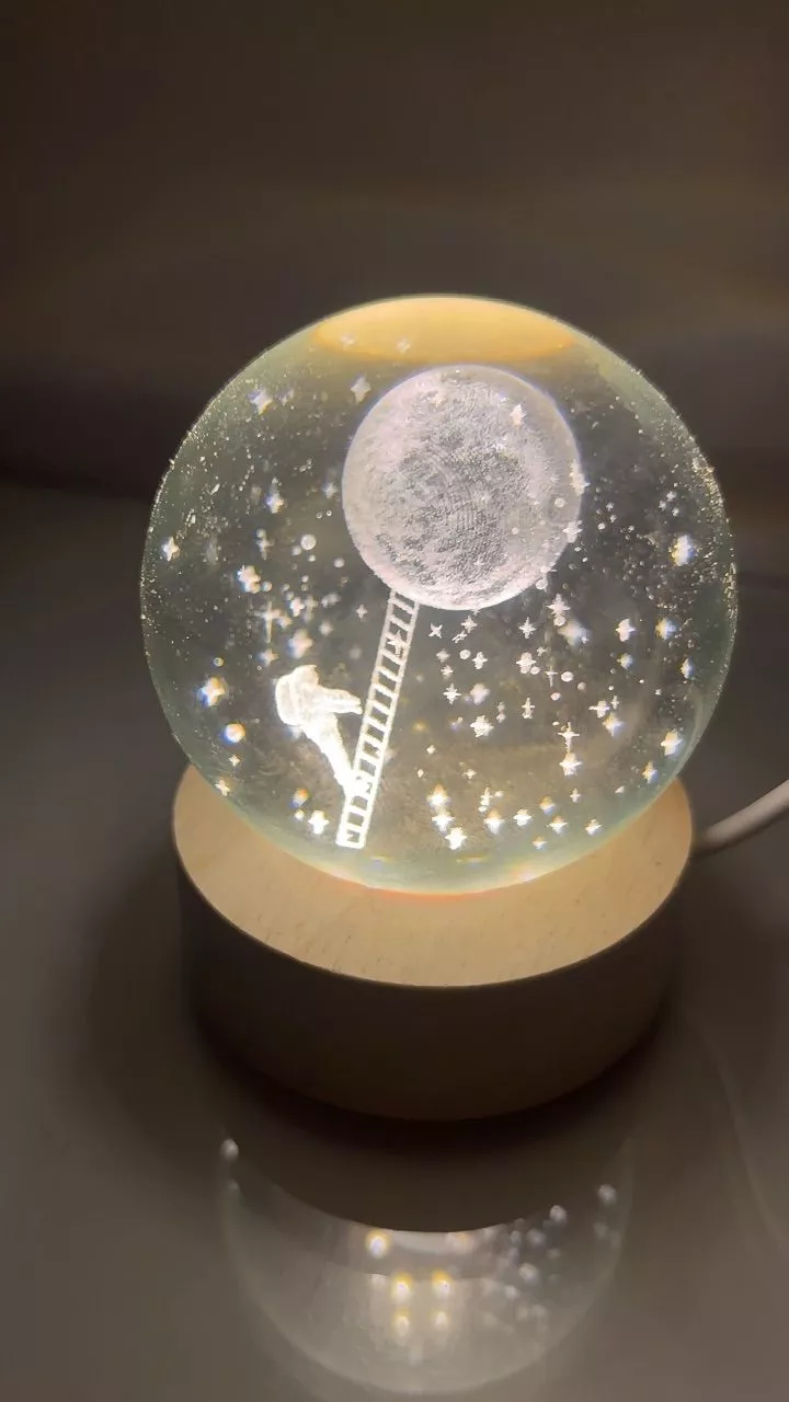 Luminária LED Bola de Cristal Sistema Solar para Quarto Infantil Base Madeira IZEUNIVERSE LIGHT photo review
