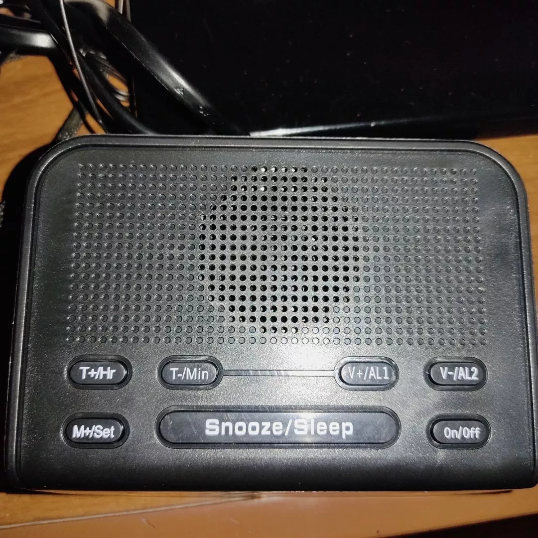 Rádio Relógio Digital Despertador Duplo Sintonizador FM MW Visor Amplo IZEWAKE EASY photo review
