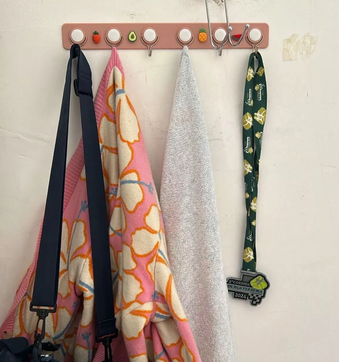 Gancho Adesivo Multiuso Para Toalha e Roupas, Kit com 2 Unidades, Verde 6 Ganchos IZEHOOK FLEX photo review