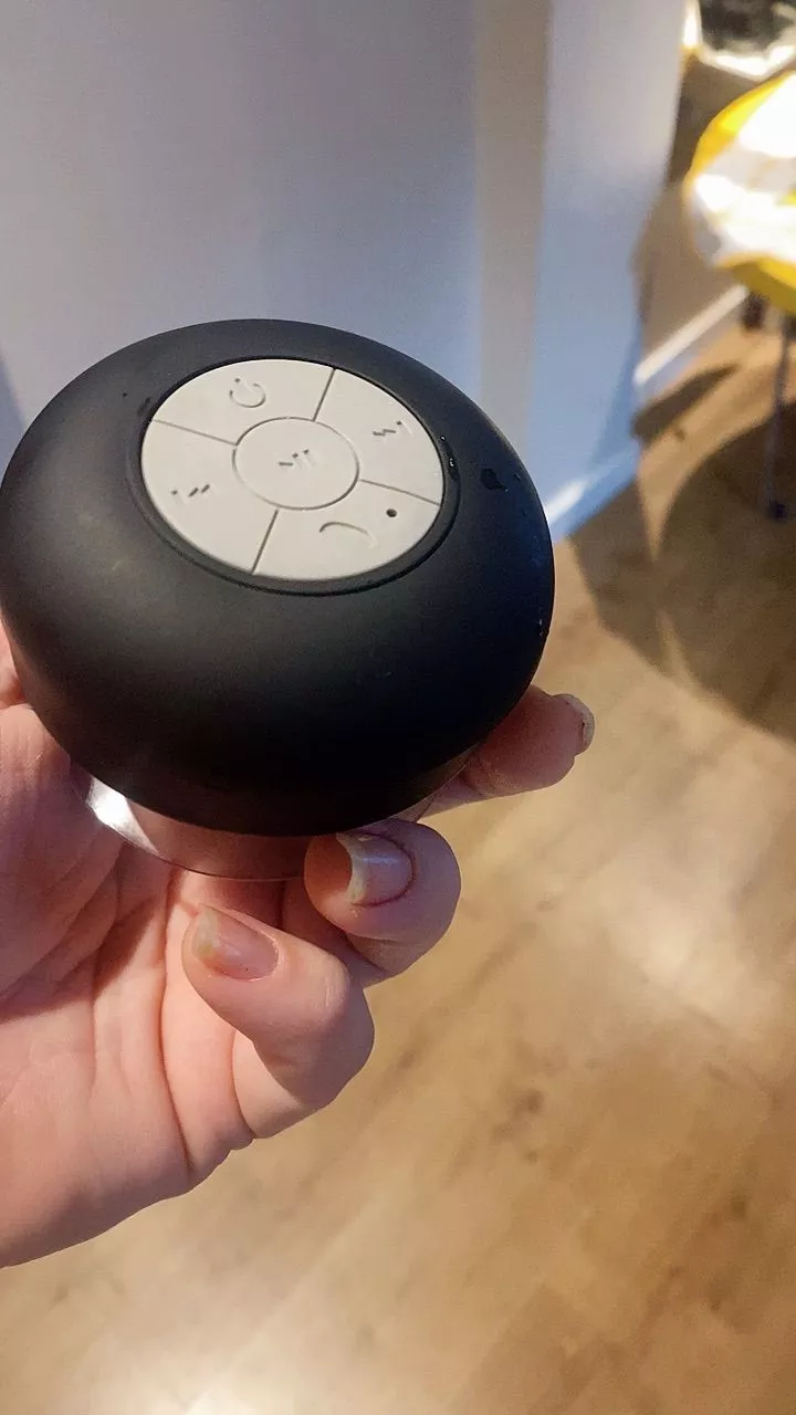 Caixa de Som Bluetooth à Prova d’Água para Banheiro, Ventosa e Microfone Integrado IZEWATER SOUND photo review