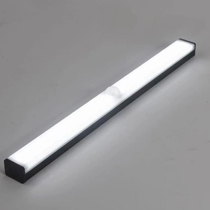 Close do sensor de presença na luminária portátil LED IZEPOWER SENSE