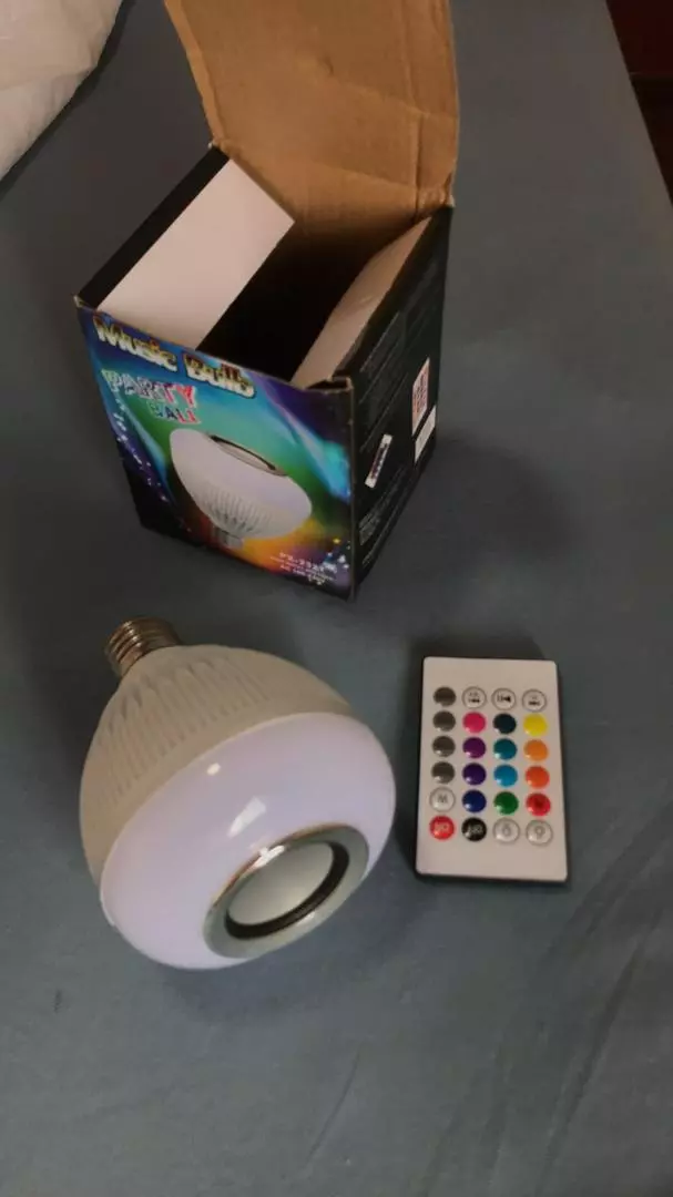 Lâmpada Bluetooth Led Som 12W Controle Remoto 16 Cores IZESOUND PARTY photo review