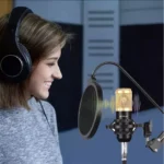 Kit Microfone Condensador Profissional Dourado 3,5mm Unidirecional Pop Filter IZEVOICE PRO