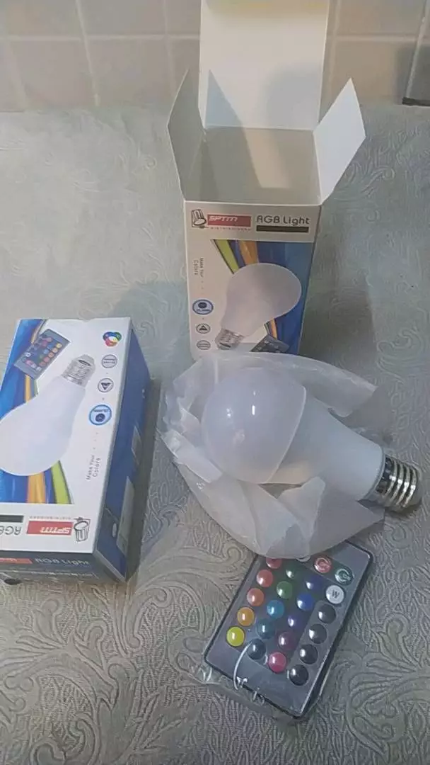 Lâmpada Bulbo LED RGB 5W Controle Remoto Colorida Ambiente IZEFLASH MOOD photo review
