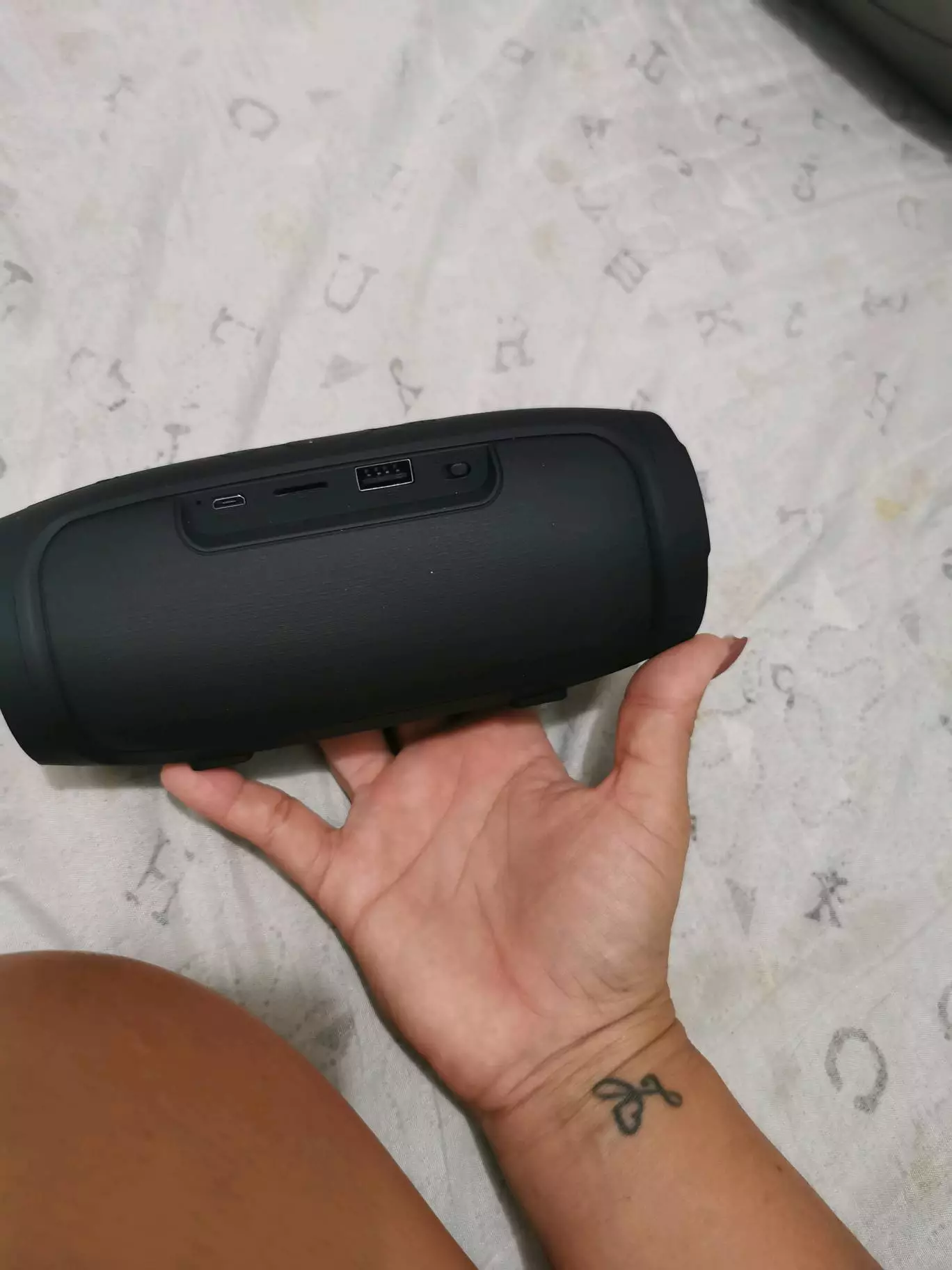 Caixa de Som Bluetooth Portátil 12h Bateria à Prova de Respingos IZELOUD MAX photo review