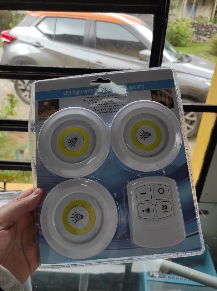 Kit 3 Lâmpadas LED Spot Sem Fio Controle Remoto 150 Lumens IZEULTRA BRIGHT photo review